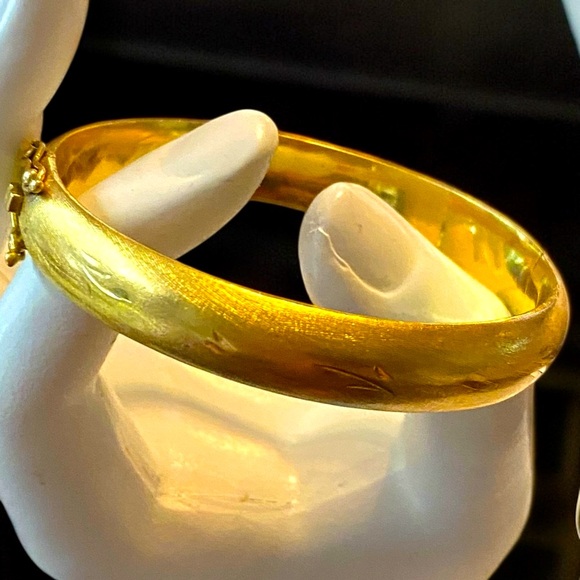 Vintage Estate 18K 750 Yellow Gold 11mm Wide Bangle Bracelet BEAUTIFUL! - Picture 10 of 16